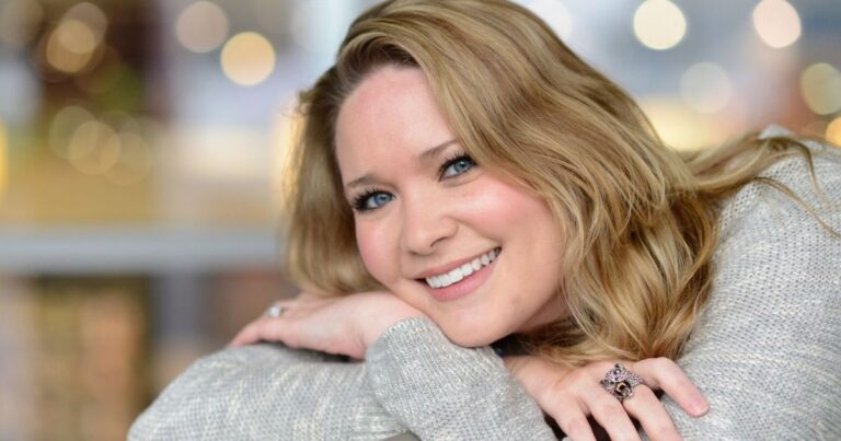 Sarah J Maas Net Worth