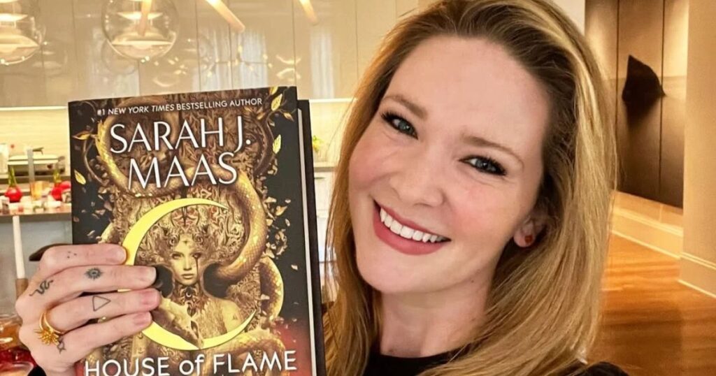 Sarah J Maas Networth